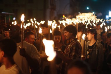 Yaz gündönümünü kutlamak için gece yürüyüşü