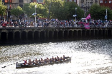 Bilbao nehrinde kürek çekerken