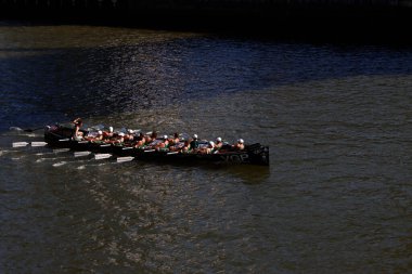 Bilbao nehrinde kürek çekerken