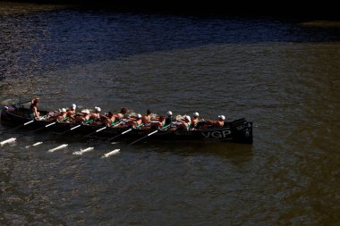 Bilbao nehrinde kürek çekerken