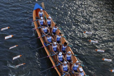 Bilbao nehrinde kürek çekerken