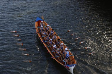 Bilbao nehrinde kürek çekerken