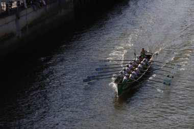 Bilbao nehrinde kürek çekerken