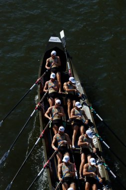 Bilbao nehrinde kürek çekerken