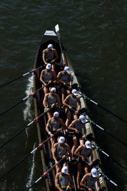 Bilbao nehrinde kürek çekerken
