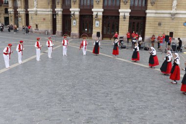 Bir gösteri sırasında Bask halk dansçıları