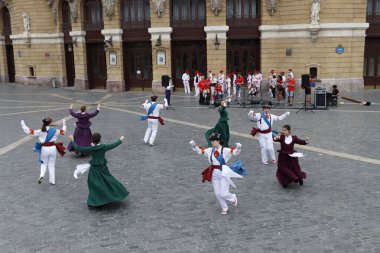 Bir gösteri sırasında Bask halk dansçıları