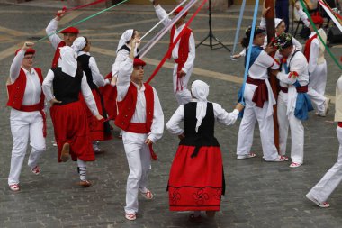 Bir gösteri sırasında Bask halk dansçıları
