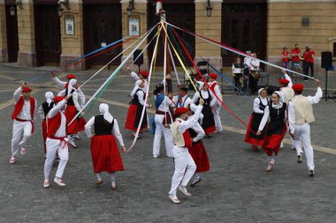 Bir gösteri sırasında Bask halk dansçıları