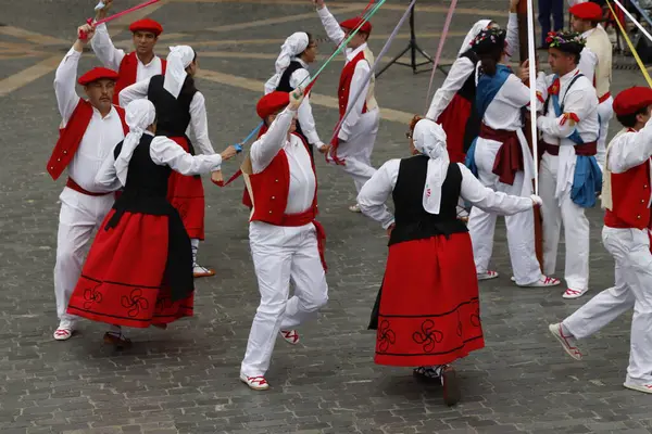 Bir gösteri sırasında Bask halk dansçıları