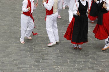 Sokaklarda Bask dansçıları gösterisi