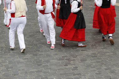 Sokaklarda Bask dansçıları gösterisi