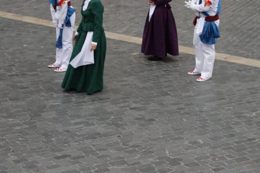 Sokaklarda Bask dansçıları gösterisi