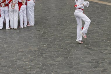 Sokaklarda Bask dansçıları gösterisi