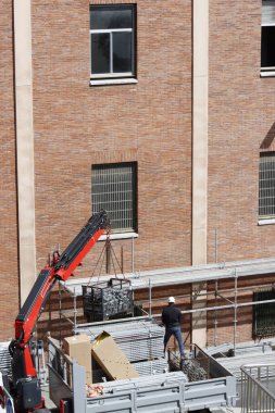 Şehirdeki inşaat alanında.