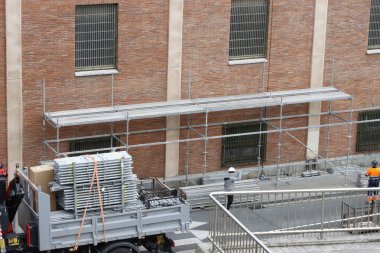 Şehirdeki inşaat alanında.