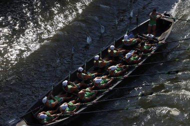 Bilbao nehrinde kürek çekerken