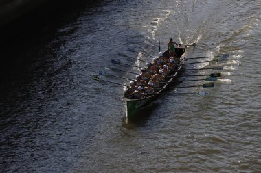 Bilbao nehrinde kürek çekerken