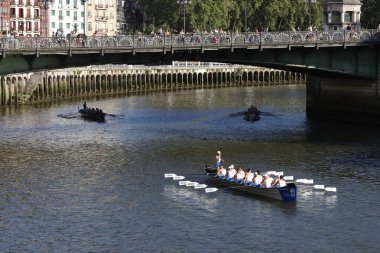 Bilbao nehrinde kürek çekerken