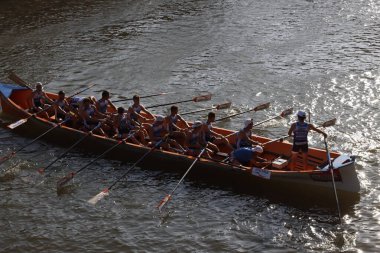 Bilbao nehrinde kürek çekerken