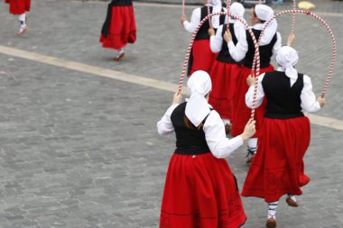 Bask halk dansı gösterisi