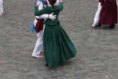 Açık havada Bask halk geçidi.