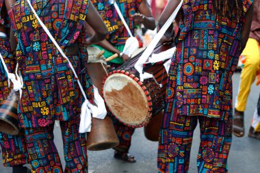 Bir festival sırasında Kenyalı müzisyenler