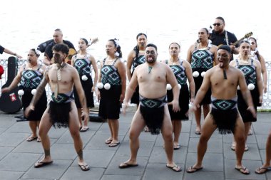 Geleneksel Maori kıyafetleri giyen grup.