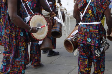 Bir festival sırasında Kenyalı müzisyenler