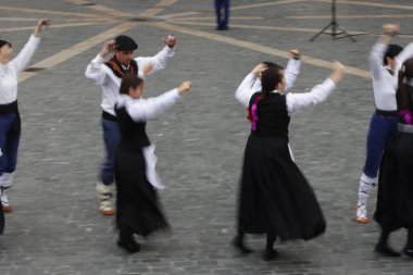 Sokakta Bask halk dansı festivali
