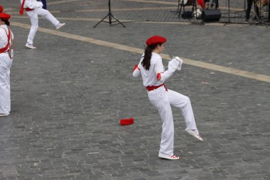 Sokakta Bask halk dansı festivali