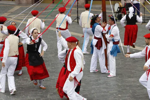 Sokakta Bask halk dansı festivali