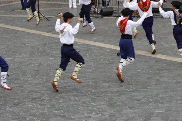Sokakta Bask halk dansı festivali