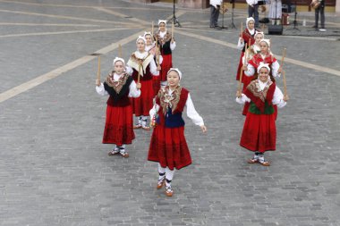 Açık havada Bask halk dansı