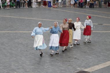 Açık havada Bask halk dansı