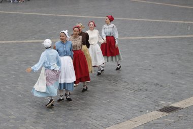 Açık havada Bask halk dansı