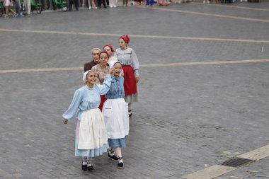 Açık havada Bask halk dansı
