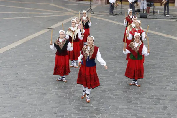 Açık havada Bask halk dansı