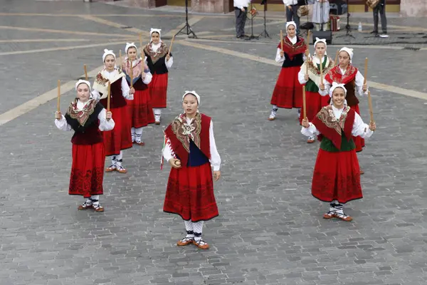 Açık havada Bask halk dansı