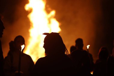 Ateşli bonlar ve havai fişeklerle dolu gece etkinliği