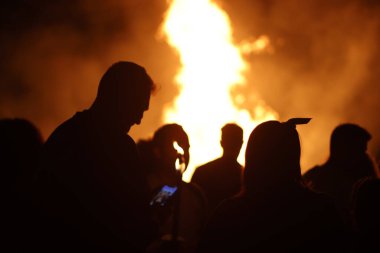 Ateşli bonlar ve havai fişeklerle dolu gece etkinliği