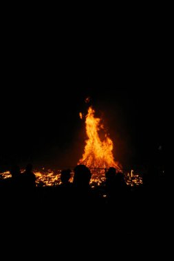 Ateşli bonlar ve havai fişeklerle dolu gece etkinliği