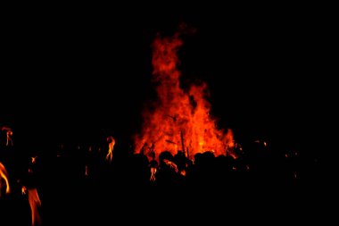 Ateşli bonlar ve havai fişeklerle dolu gece etkinliği