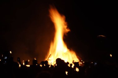 Ateşli bonlar ve havai fişeklerle dolu gece etkinliği