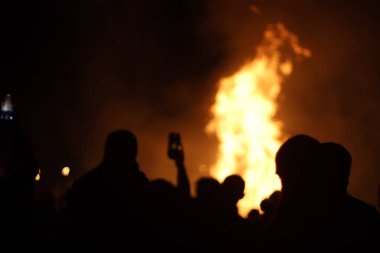 Ateşli bonlar ve havai fişeklerle dolu gece etkinliği
