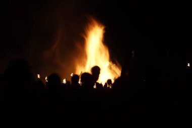 Ateşli bonlar ve havai fişeklerle dolu gece etkinliği