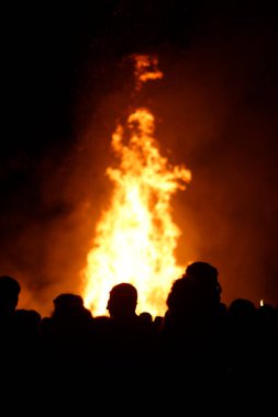 Ateşli bonlar ve havai fişeklerle dolu gece etkinliği