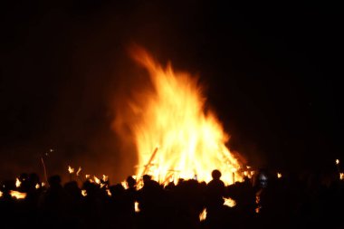 Ateşli bonlar ve havai fişeklerle dolu gece etkinliği