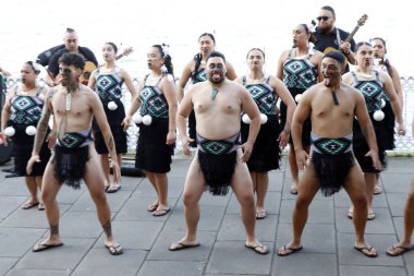 Haka gösterisi sırasında geleneksel halk dansçıları