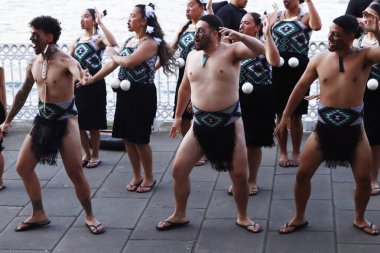 Haka gösterisi sırasında geleneksel halk dansçıları